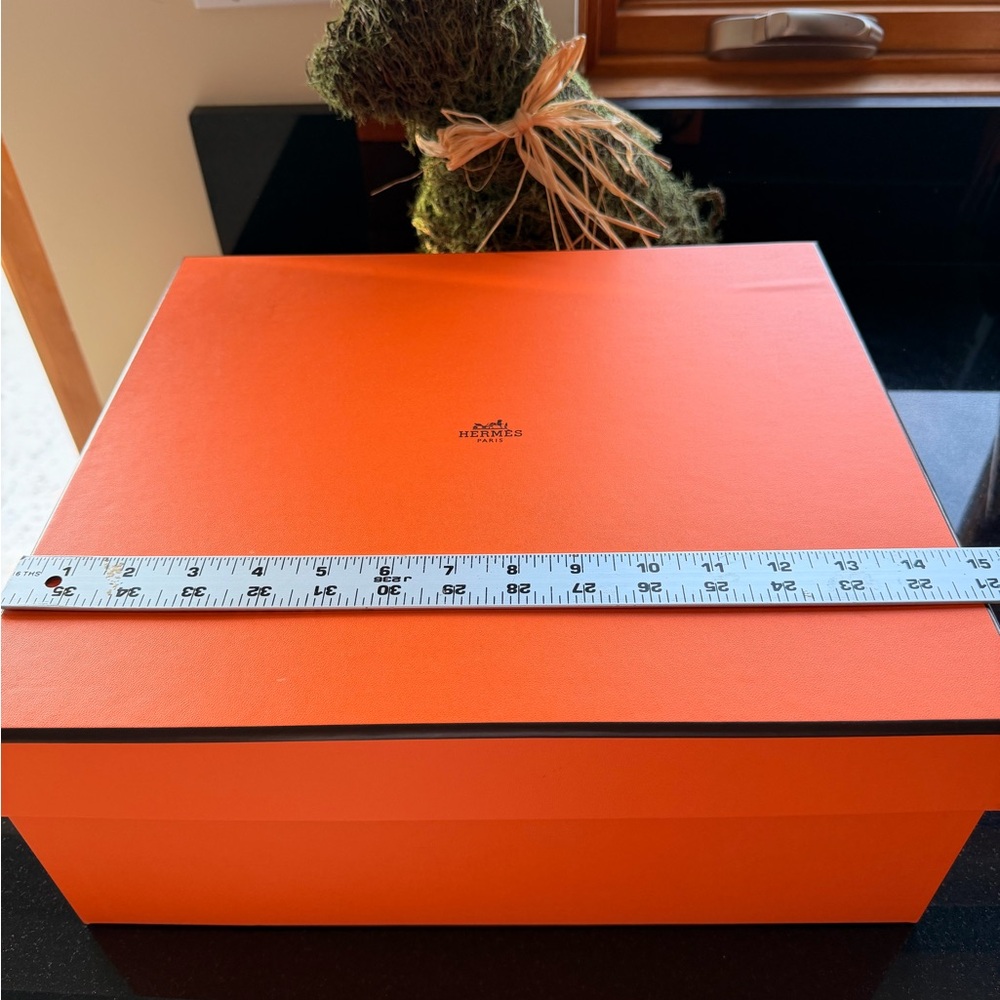 Hermes Orange Gift Box with Subtle Logo - Picture 2 of 6